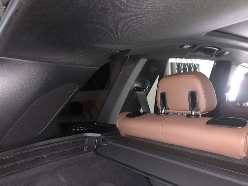 BMW X5 施工済みのリアクォーターと未施工の後席ドアガラスの比較｜大阪・門真 LIT DETAIL