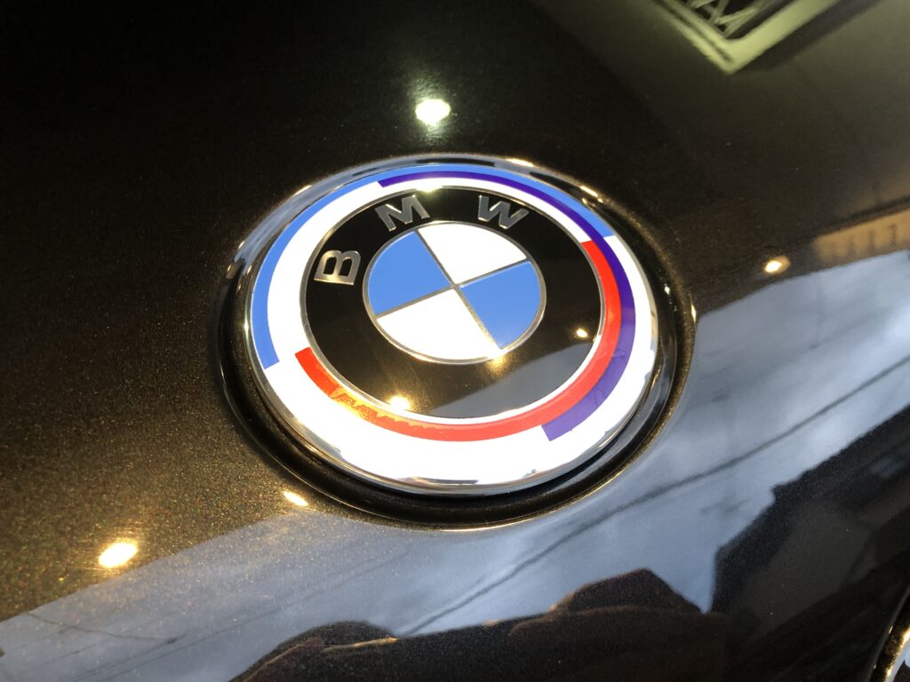 BMW X5 交換したアニバーサリーエンブレム|大阪・門真 LIT DETAIL