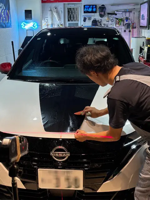 日産 オーラニスモ ボンネットフードデカール施工事例 純正の半額