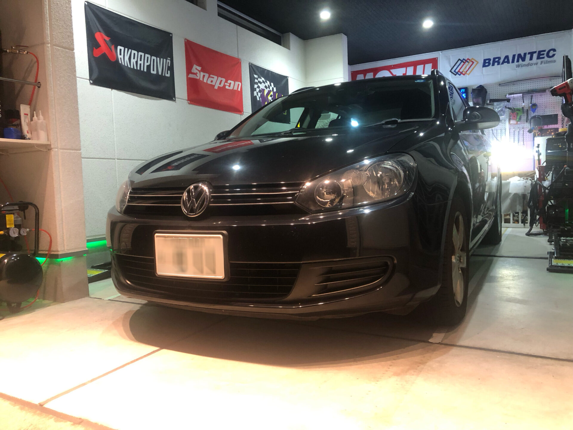 VW ゴルフ 車検+バックカメラ取付+サンルーフ断熱フィルム施工 in 大阪のリットディテール|枚方から