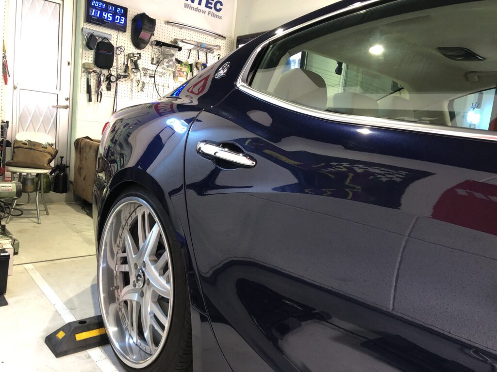 マセラティ ギブリ カーフィルム施工前のほんのりグリーンのガラス｜大阪・門真 LIT DETAIL