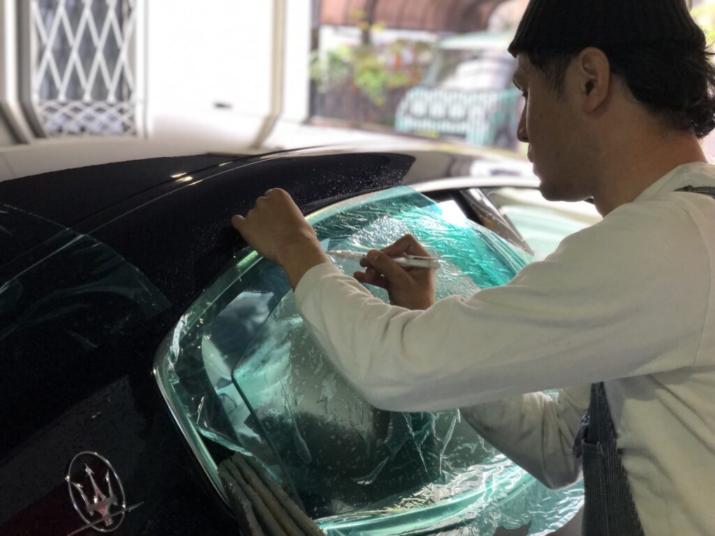 マセラティ ギブリ ドアガラスが上がりきった状態で型取り｜大阪・門真 LIT DETAIL