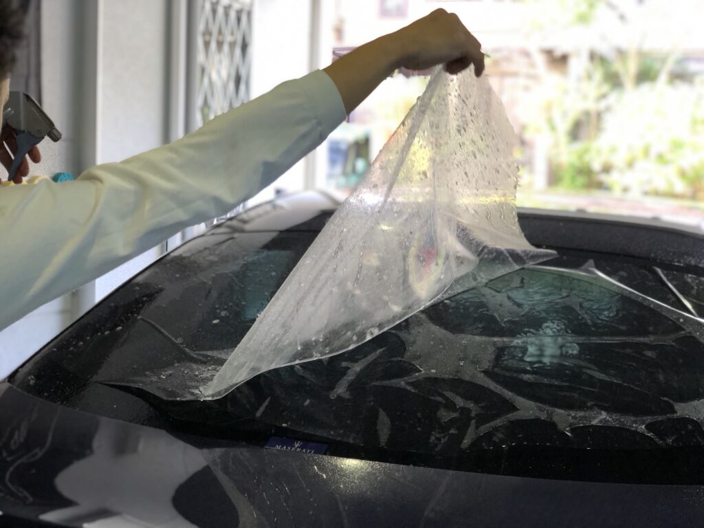 マセラティ ギブリ セパレーターを剥がして糊面をウエットに｜大阪・門真 LIT DETAIL