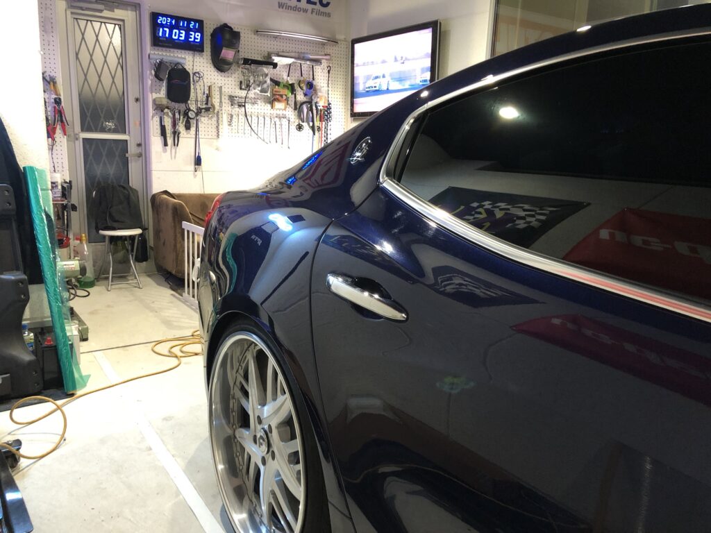 リア3面にスモークを施工したマセラティ ギブリ｜大阪・門真 LIT DETAIL