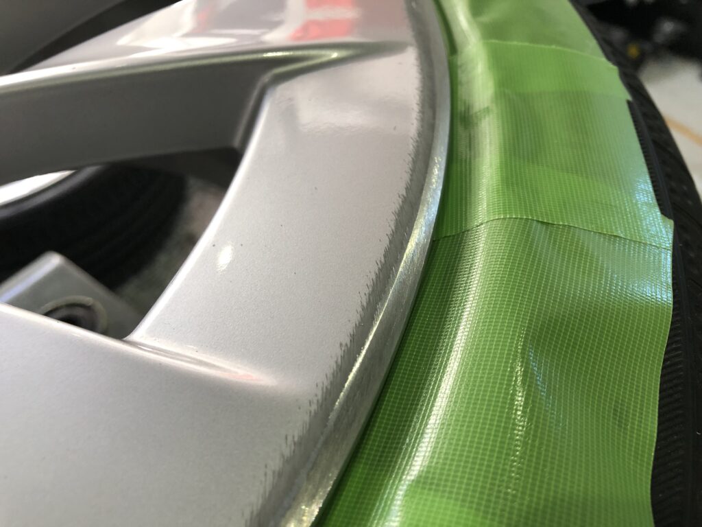 テスラ モデル3 ホイール用電動回転台でリム一周を均等に研磨|大阪・門真 LIT DETAIL