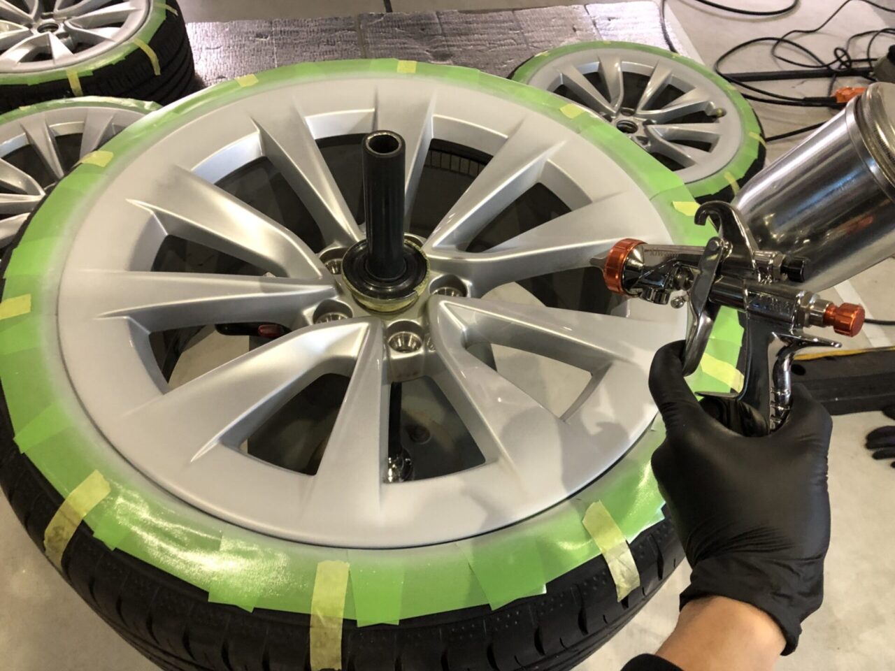 テスラ モデル3 ホイールリペア ガリ傷除去、シルバー塗装仕上げ｜箕面市から