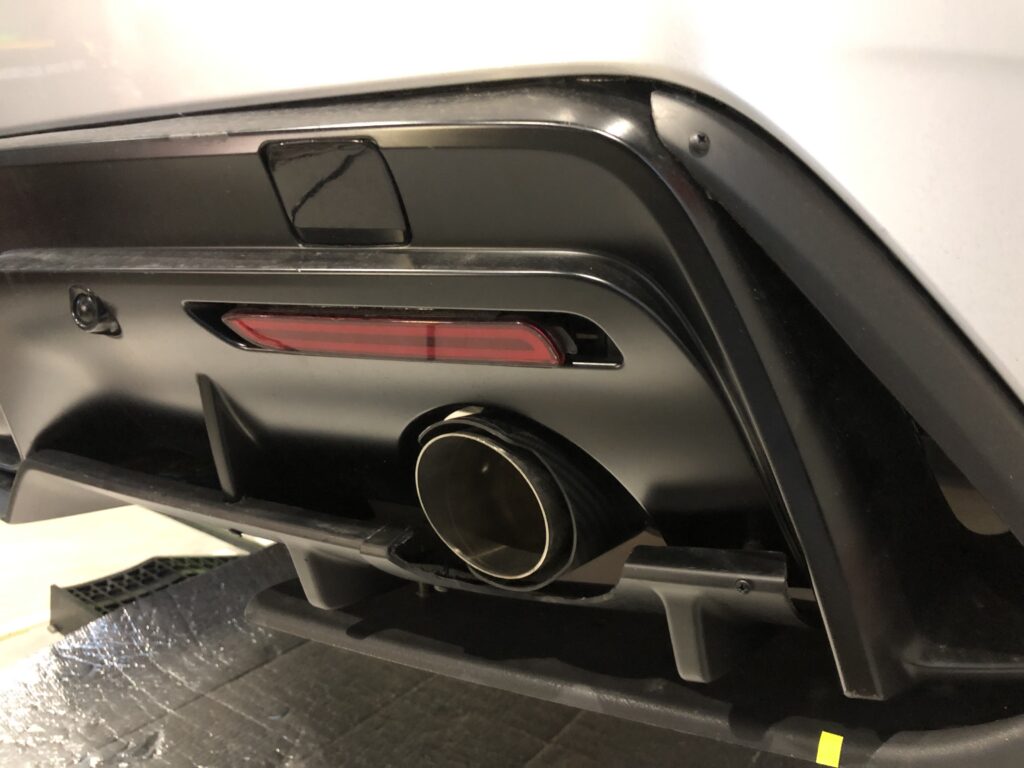 トヨタ プリウスPHV 位置を合わせた右側のマフラーエンド｜大阪・門真 LIT DETAIL