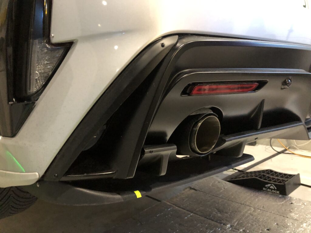 トヨタ プリウスPHV 位置を合わせた左側のマフラーエンド｜大阪・門真 LIT DETAIL