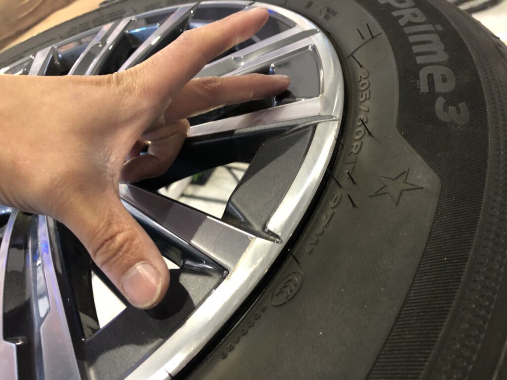 BMW 218 ホイールのガリ傷を研磨でほぼ除去｜大阪・門真 LIT DETAIL