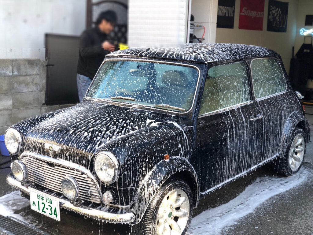 ローバー ラストミニ 泡洗車と鉄粉除去、ブラシで細部の汚れを掻き出す｜大阪・門真 LIT DETAIL