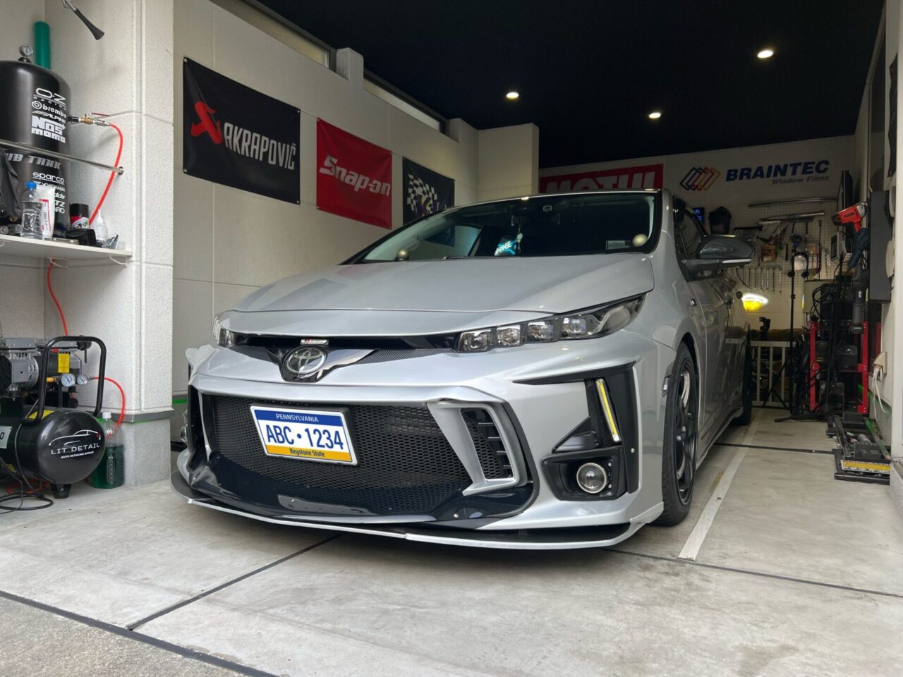 トヨタ 50プリウスPHV リアガラス 鱗除去研磨 決め手は酸化セリウム in 大阪のリットディテール｜守口より