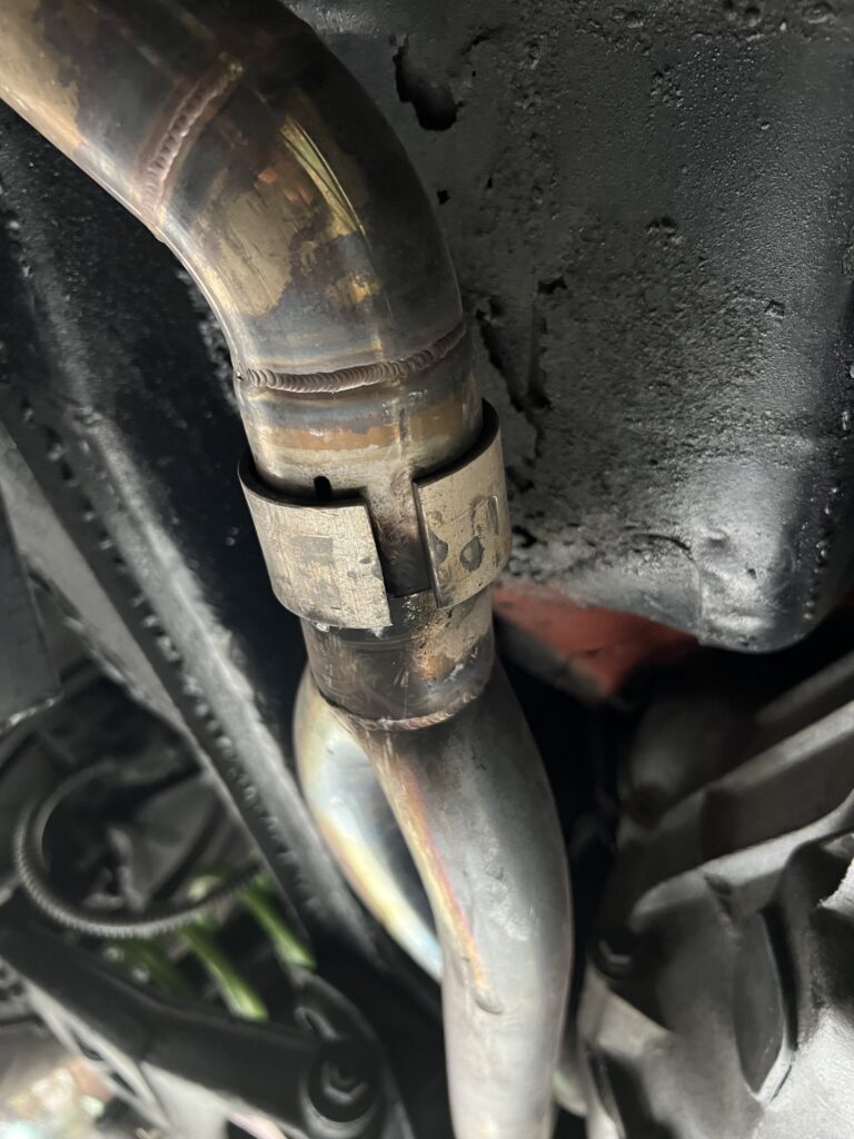 いすゞ ベレット エキパイとセンターマフラーの固定できていない接続部｜大阪・門真 LIT DETAIL