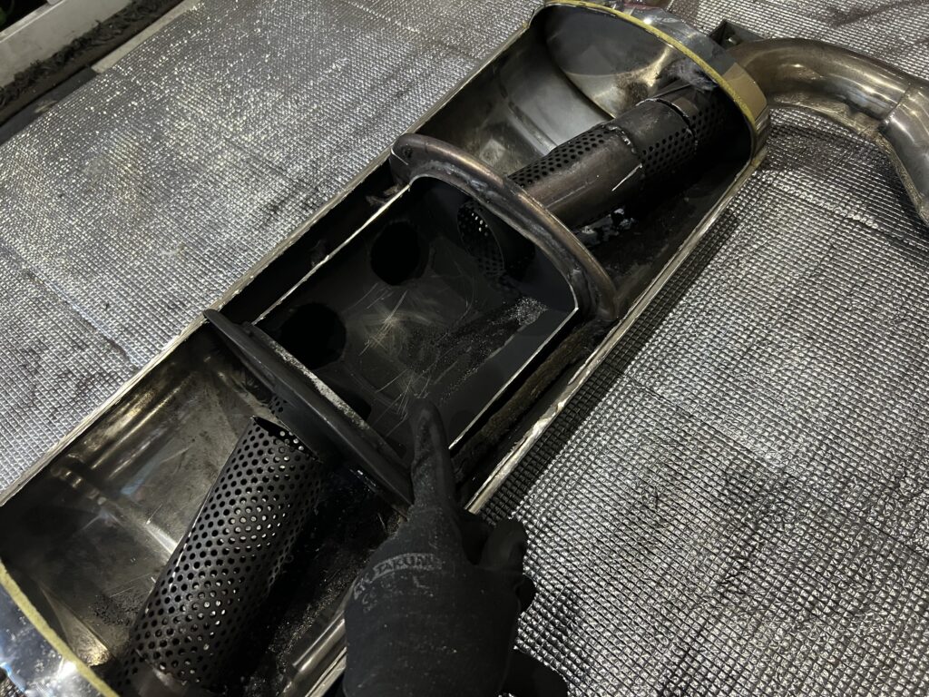 フェラーリ 328 マフラーのタイコ 両サイドの部屋を消音構造に改造する方針|大阪・門真 LIT DETAIL