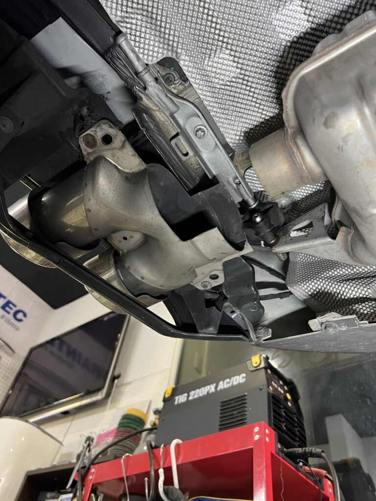メルセデス・ベンツ W205 C180 C250用左右出しリアピースを加工して取付|大阪・門真 LIT DETAIL
