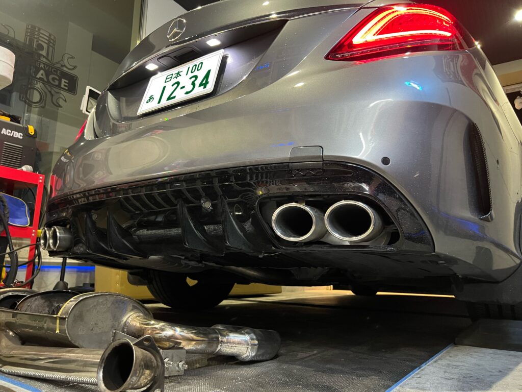 メルセデス・ベンツ W205 C180 左右出しのディフューザーとエンドカッター｜大阪・門真 LIT DETAIL