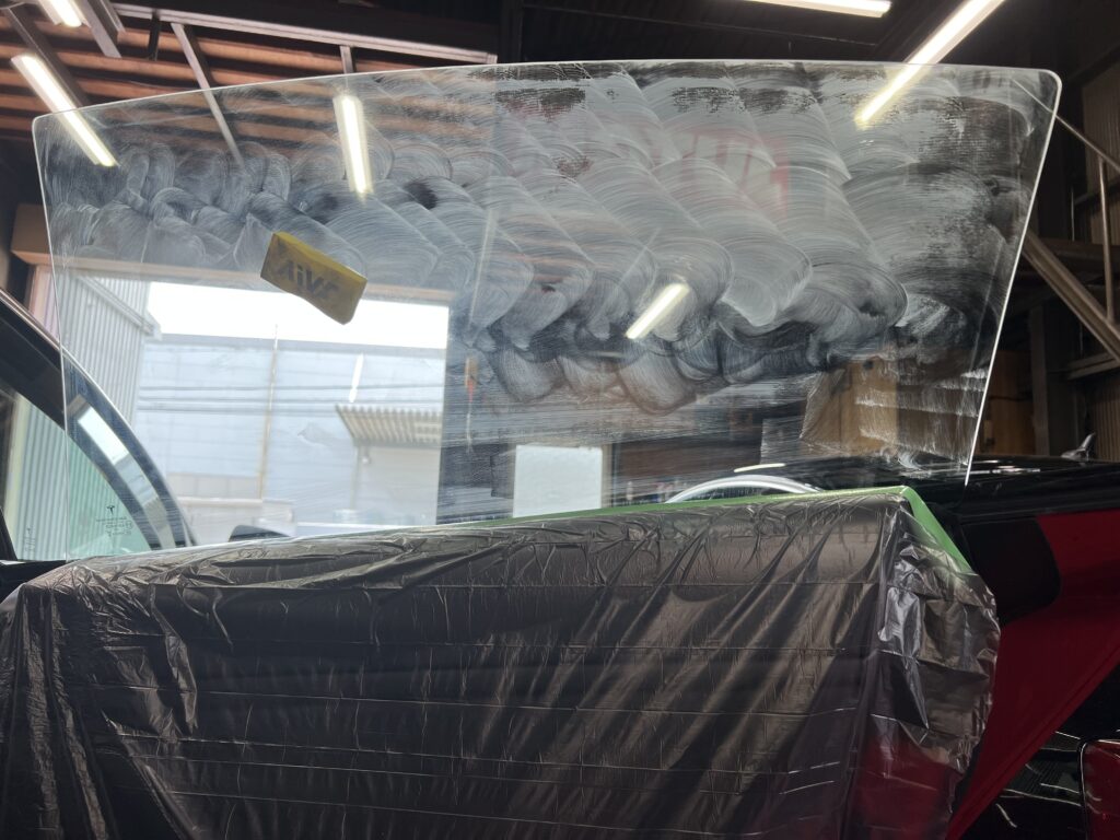 テスラ モデル3 内張りを保護して内ガラスを油膜取り研磨｜大阪・門真 LIT DETAIL