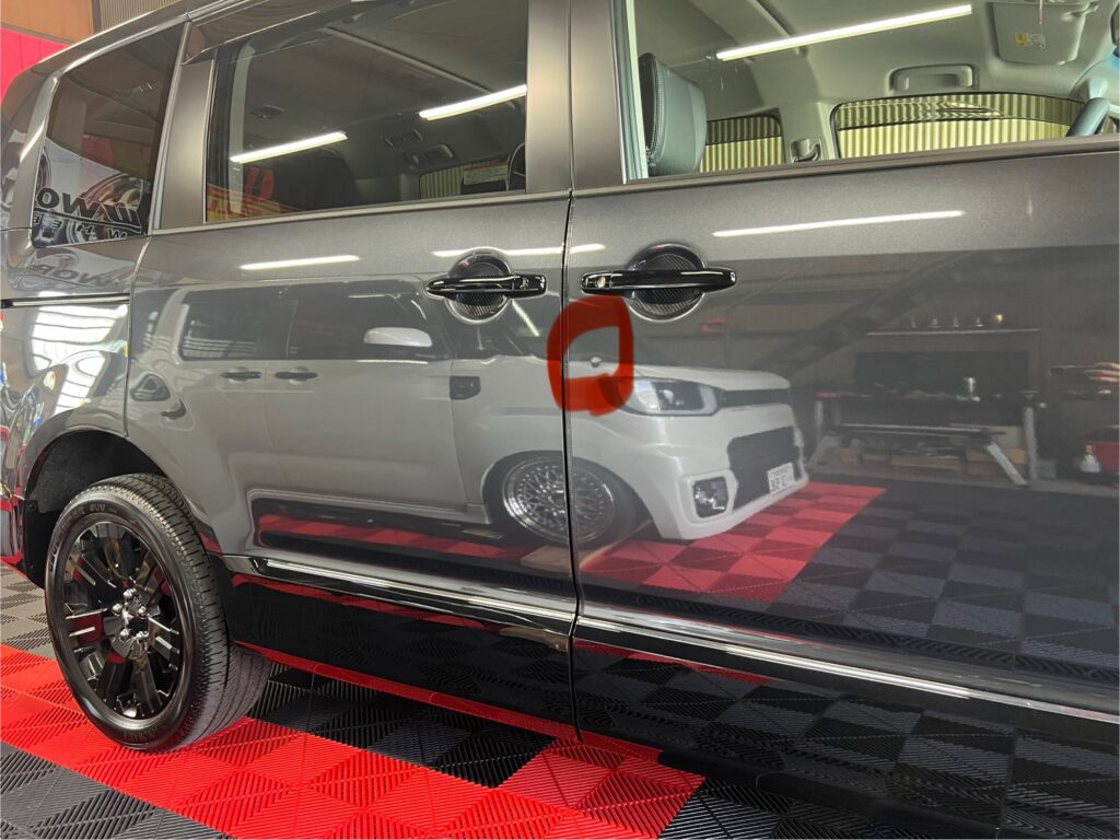 三菱 デリカD:5 運転席ドアのドアパンチによる凹み｜大阪・門真 LIT DETAIL