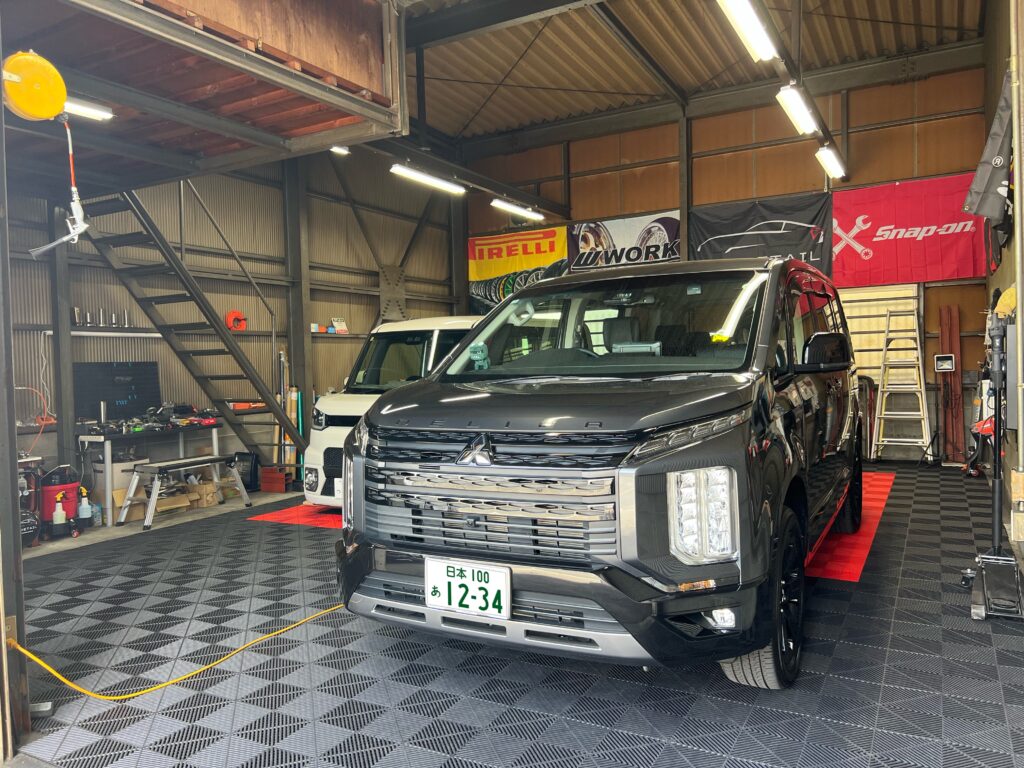 三菱 デリカD:5 ドアパンチのデントリペア事例|塗装せずに凹み修理|奈良より