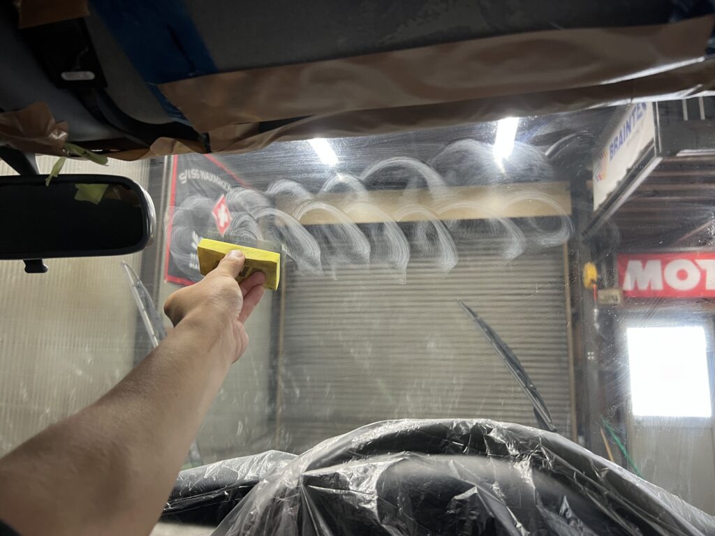 ハイラックスサーフ 内ガラスの油膜取り研磨｜大阪・門真 LIT DETAIL