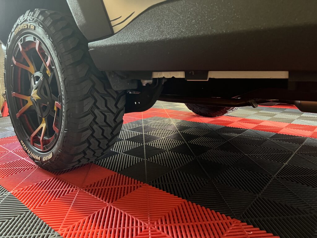 トヨタ RAV4 サイド出しマフラーのレイアウトを検討｜大阪・門真 LIT DETAIL