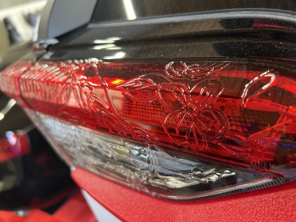 トヨタ RAV4 柄が浮き彫りに加工されたテールライトレンズ｜大阪・門真 LIT DETAIL