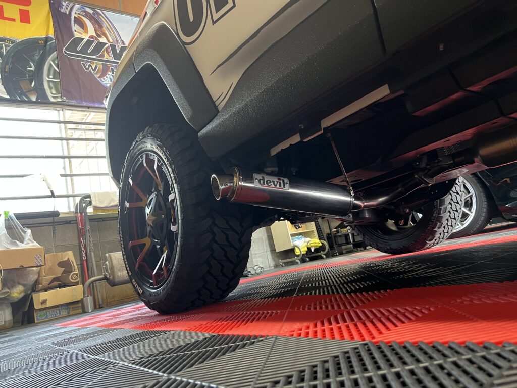 サイド出しワンオフマフラーを装着したトヨタ RAV4｜大阪・門真 LIT DETAIL
