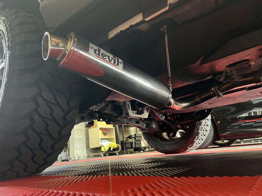 トヨタ RAV4 センターパイプのすぐ後ろから曲げたサイド出しワンオフマフラー｜大阪・門真 LIT DETAIL