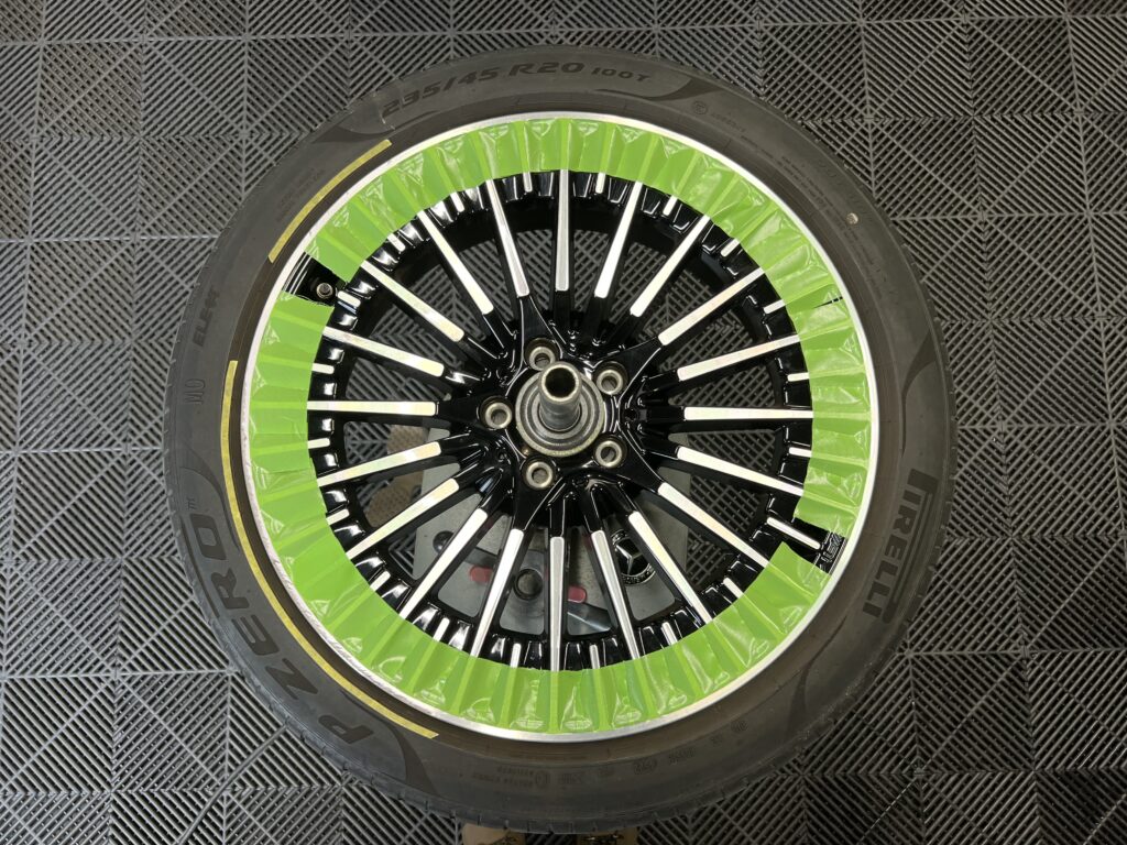 メルセデス・ベンツ EQB 深い傷の位置にマスキングテープで印をつける|大阪・門真 LIT DETAIL
