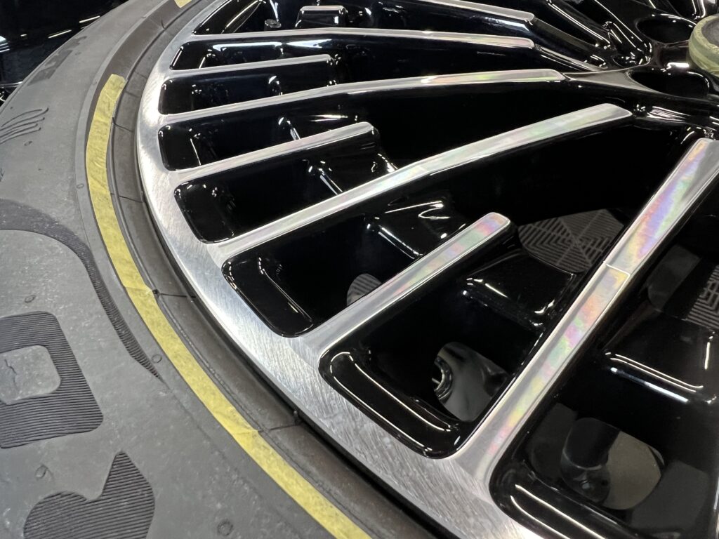メルセデス・ベンツ EQB ホイール専用研磨機でリムを均等に研磨|大阪・門真 LIT DETAIL