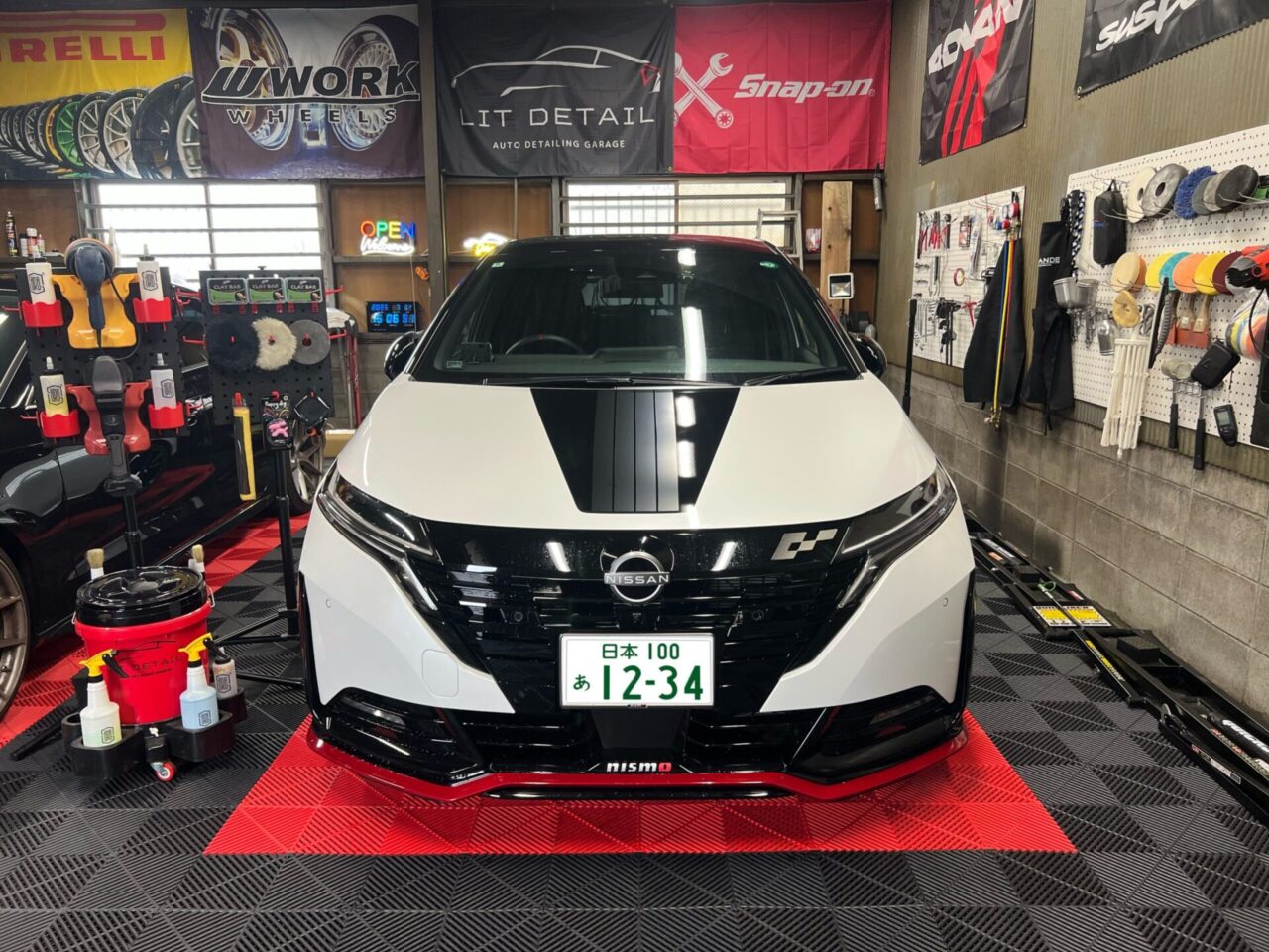 日産 オーラニスモ 純正ボンネットフードデカール施工