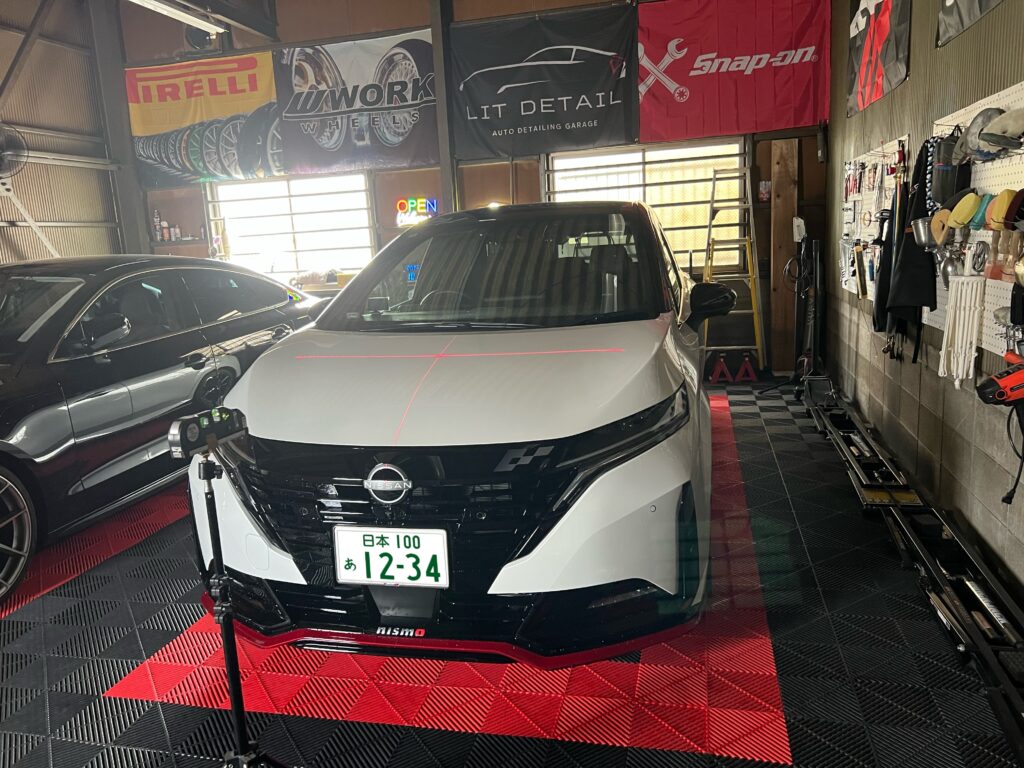 日産 オーラNISMO レーザー水平器でボンネットのセンターを出してデカール施工|大阪・門真 LIT DETAIL