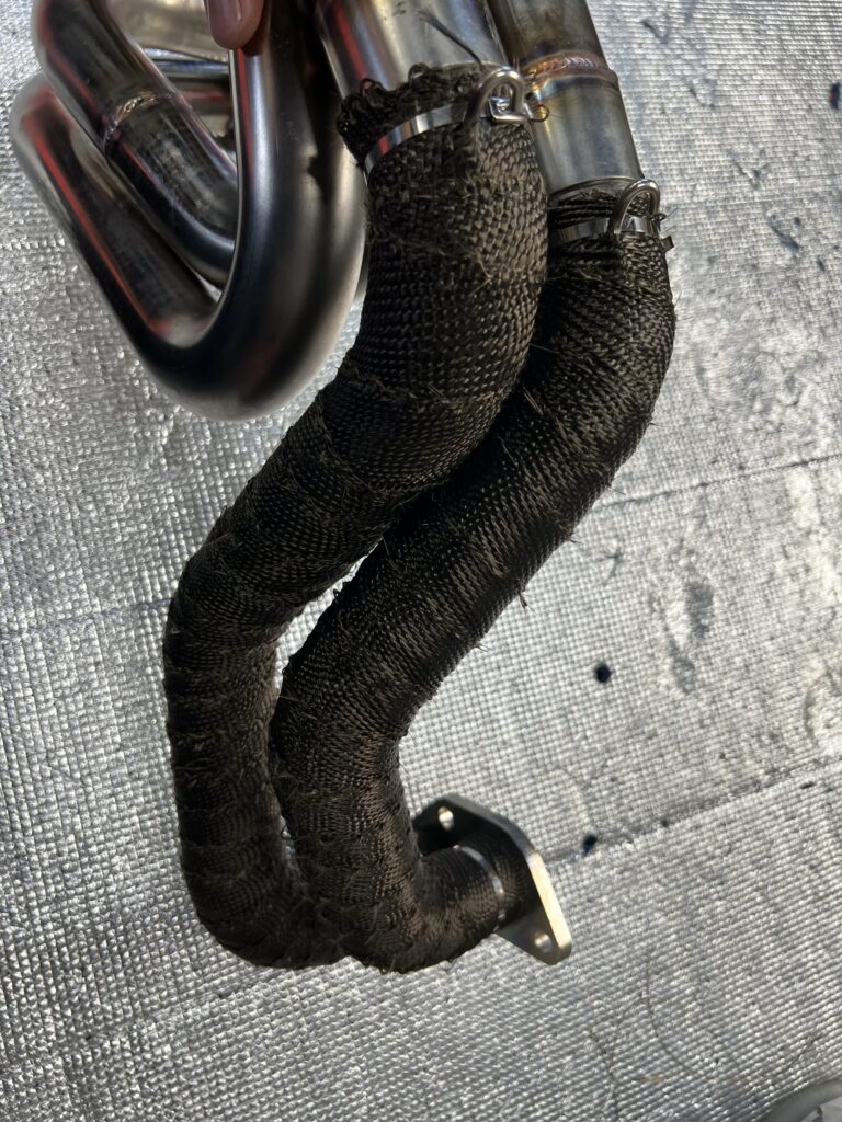 GR86 エキマニに巻くバンテージの長さを計算して巻く｜大阪・門真 LIT DETAIL