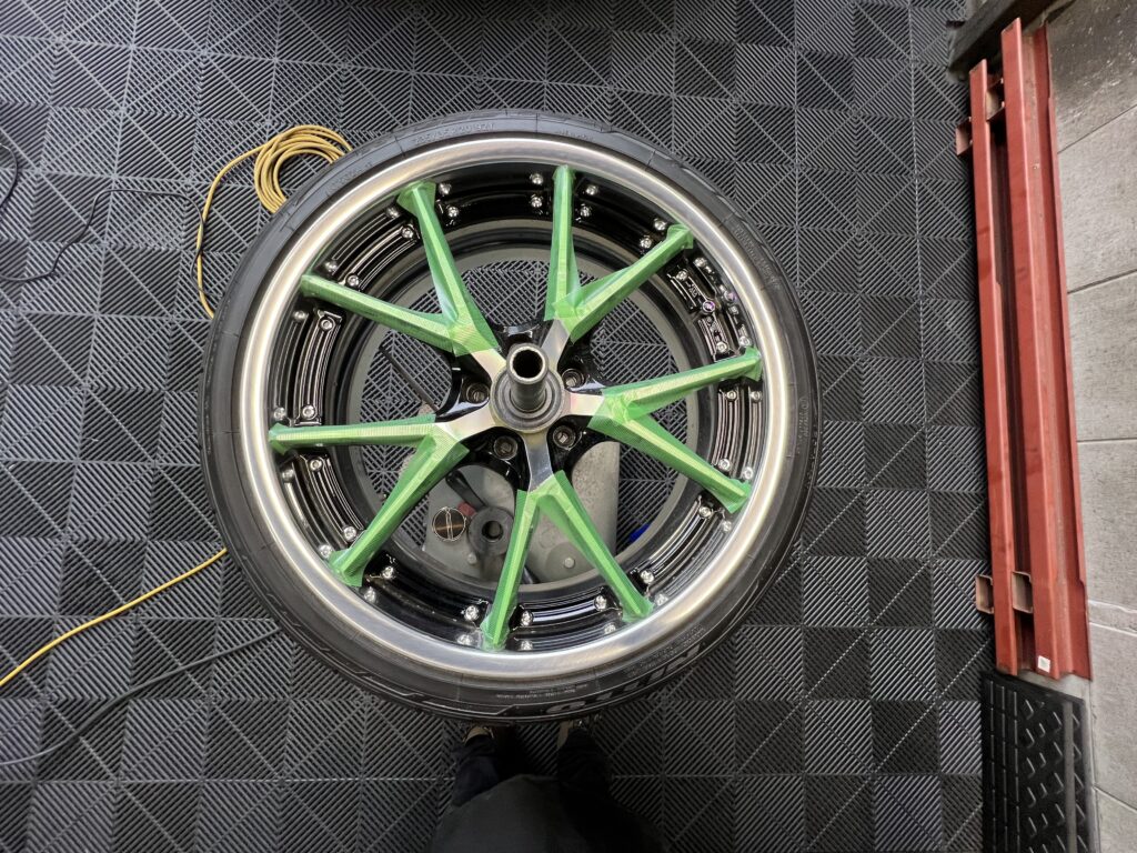 トヨタ マークX ホイールを専用の回転研磨台で均等に研磨|大阪・門真 LIT DETAIL