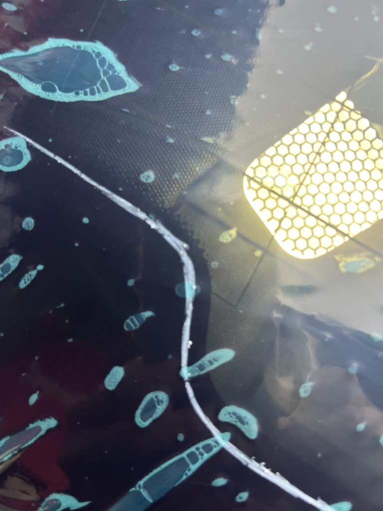 メルセデス・ベンツ Eクラス 型取り専用LEDライトでウィンドウフィルムを現車ガラスに合わせて型取り|大阪・門真 LIT DETAIL
