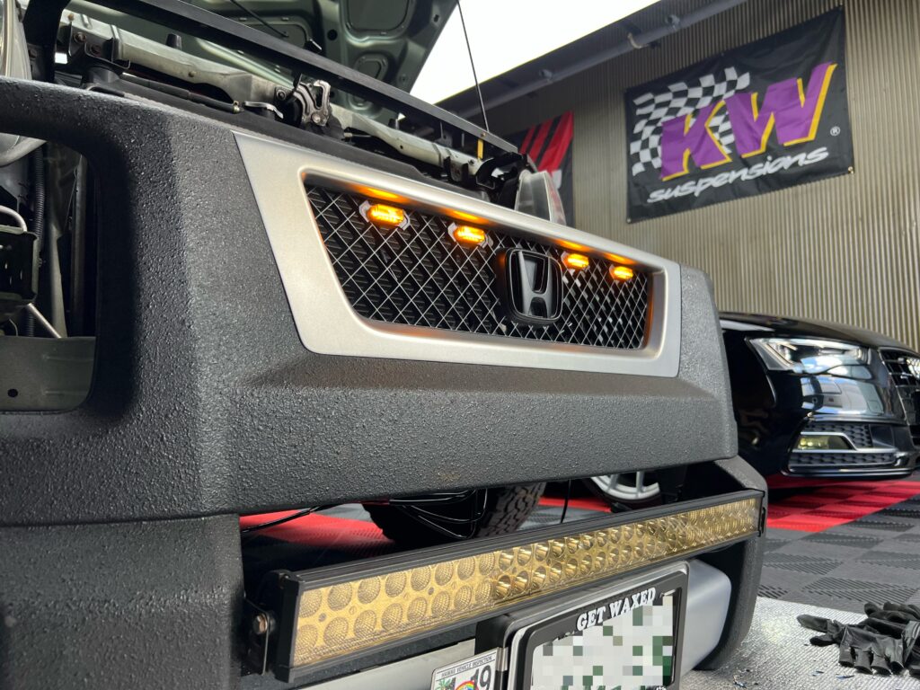 ホンダ エレメント Hエンブレムの裏に配線をまとめたグリルマーカー|大阪・門真 LIT DETAIL