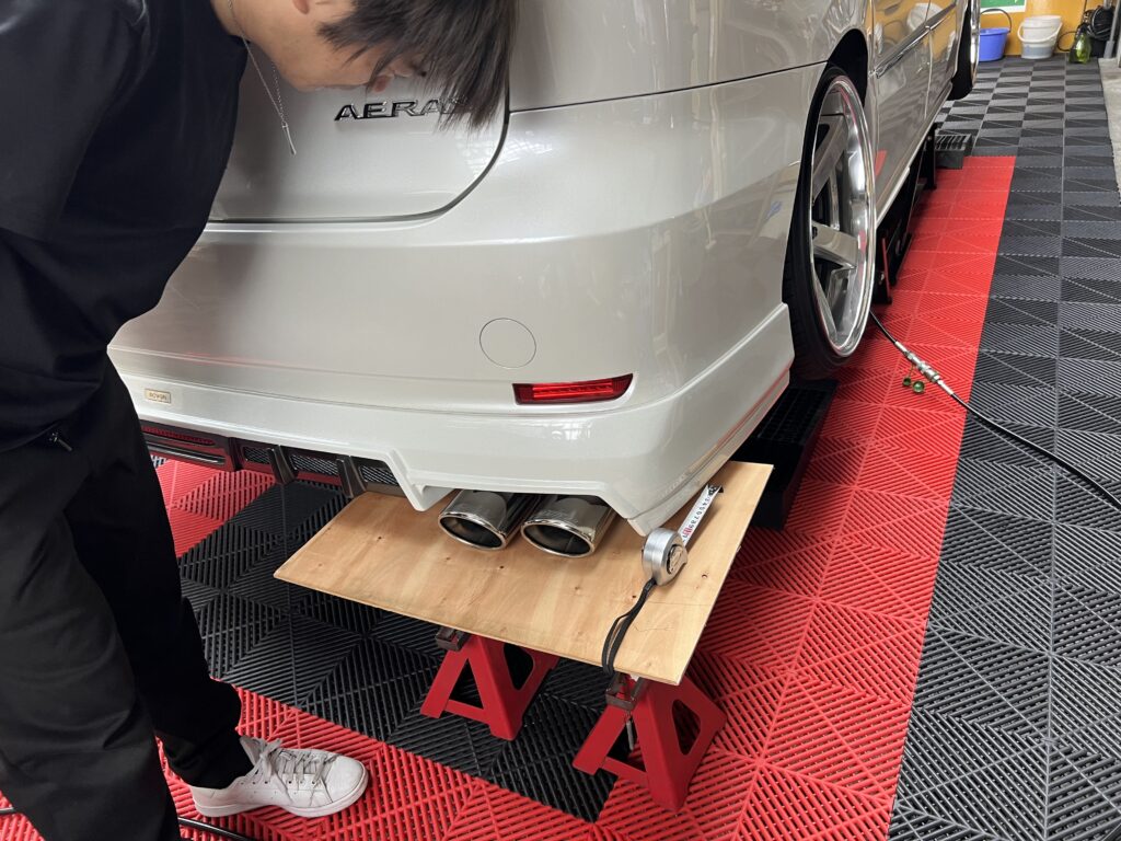 トヨタ エスティマ オーナー様と一緒にマフラーエンドの出面を調整｜大阪・門真 LIT DETAIL