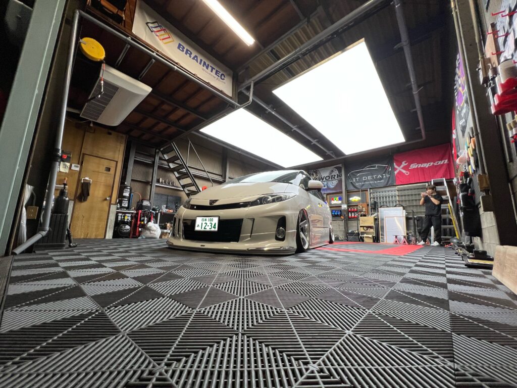 左右4本出しマフラーに仕上がったトヨタ エスティマ｜大阪・門真 LIT DETAIL
