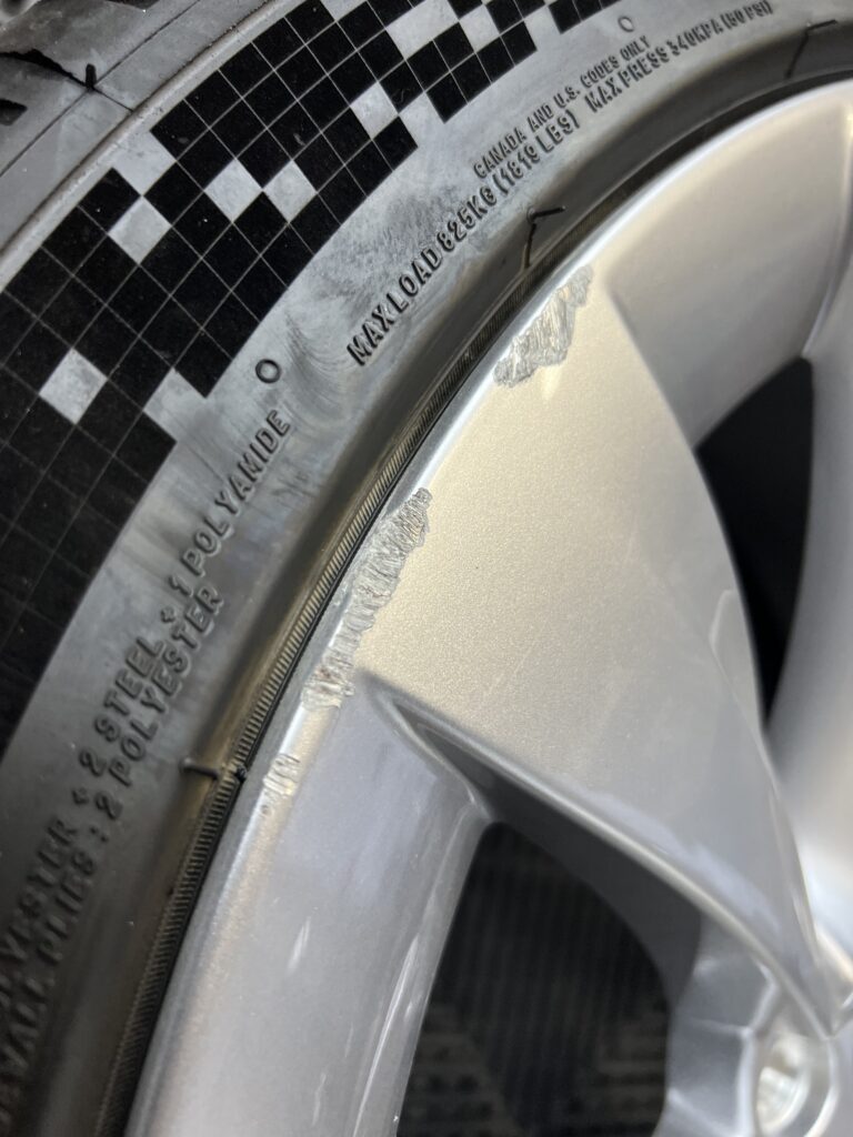 テスラ 新型モデルY 純正ホイールのガリ傷 修理前｜大阪・門真 LIT DETAIL