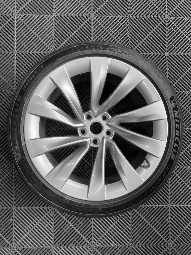 テスラ モデルY 純正ホイール ガリ傷を塗装で仕上げた修理後|大阪・門真 LIT DETAIL