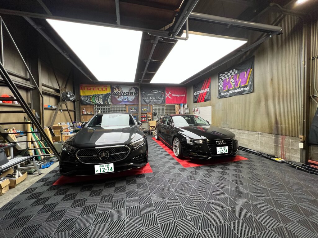 完全室内ブースに入庫した2台の車