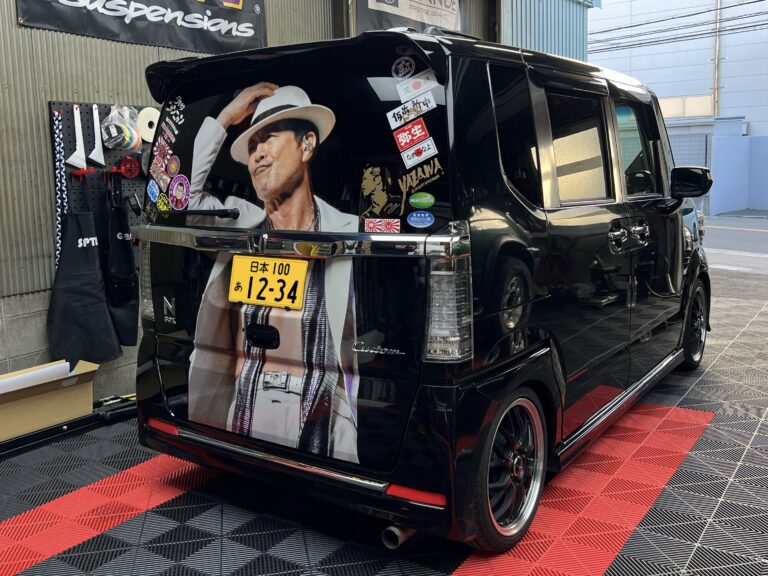 ホンダ N-BOX カスタム リアゲート一面のフルカラーマーキング施工事例|門真市より