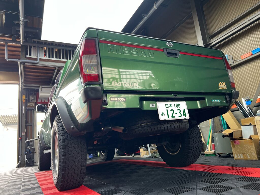 日産 ダットサントラック 純正マフラー やや下向きの出口|大阪・門真 LIT DETAIL