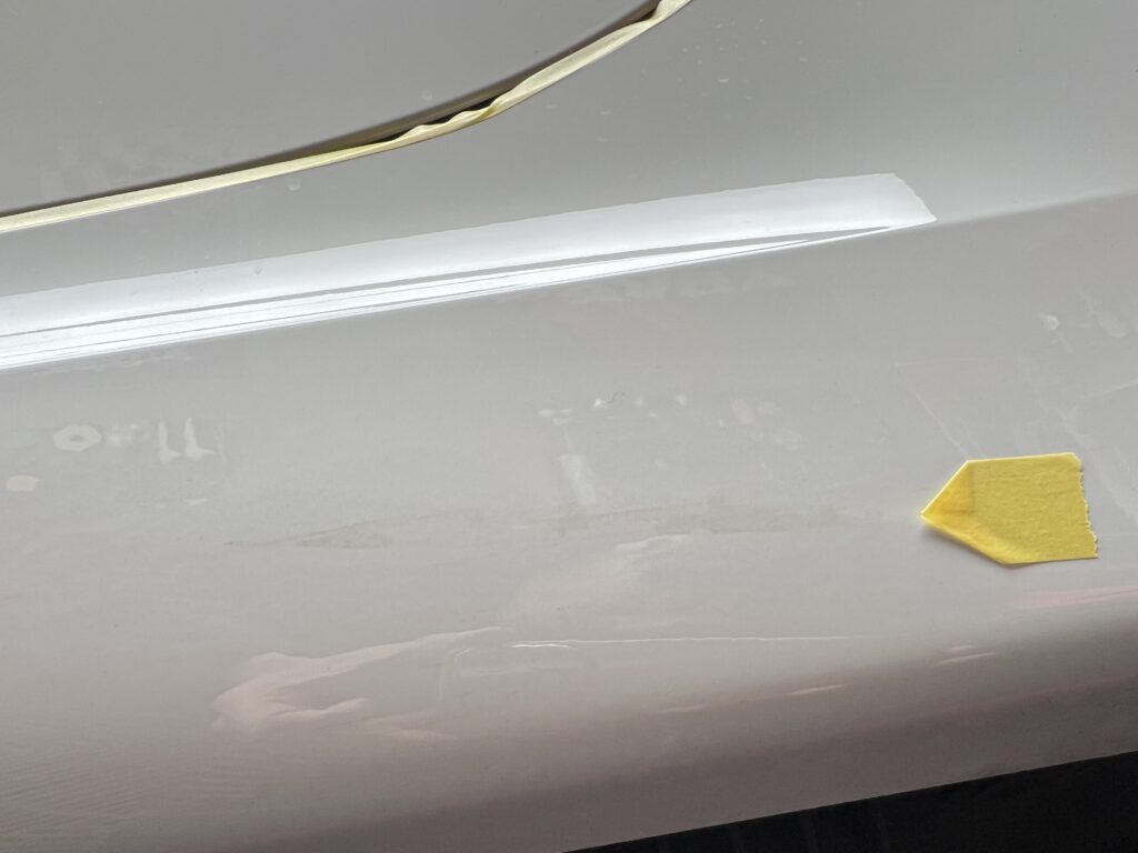 BMW M340i ツーリング 左サイドステップ後方の擦れ跡 研磨前｜大阪・門真 LIT DETAIL
