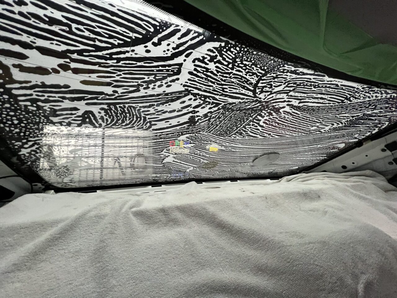 カーフィルム貼り込み前、養生と清掃を終えたガラスの状態|大阪・門真 LIT DETAIL