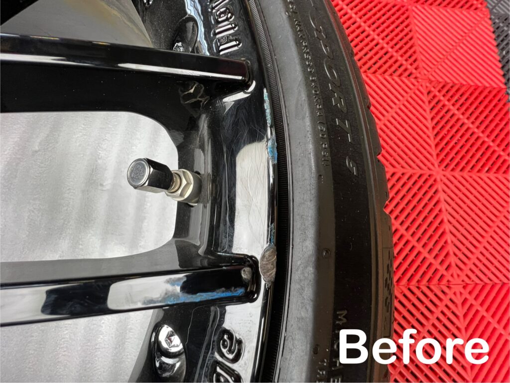 AMG Cクラス 鍛造ホイールのガリ傷 相手物の青い塗料と盛り上がり|大阪・門真 LIT DETAIL