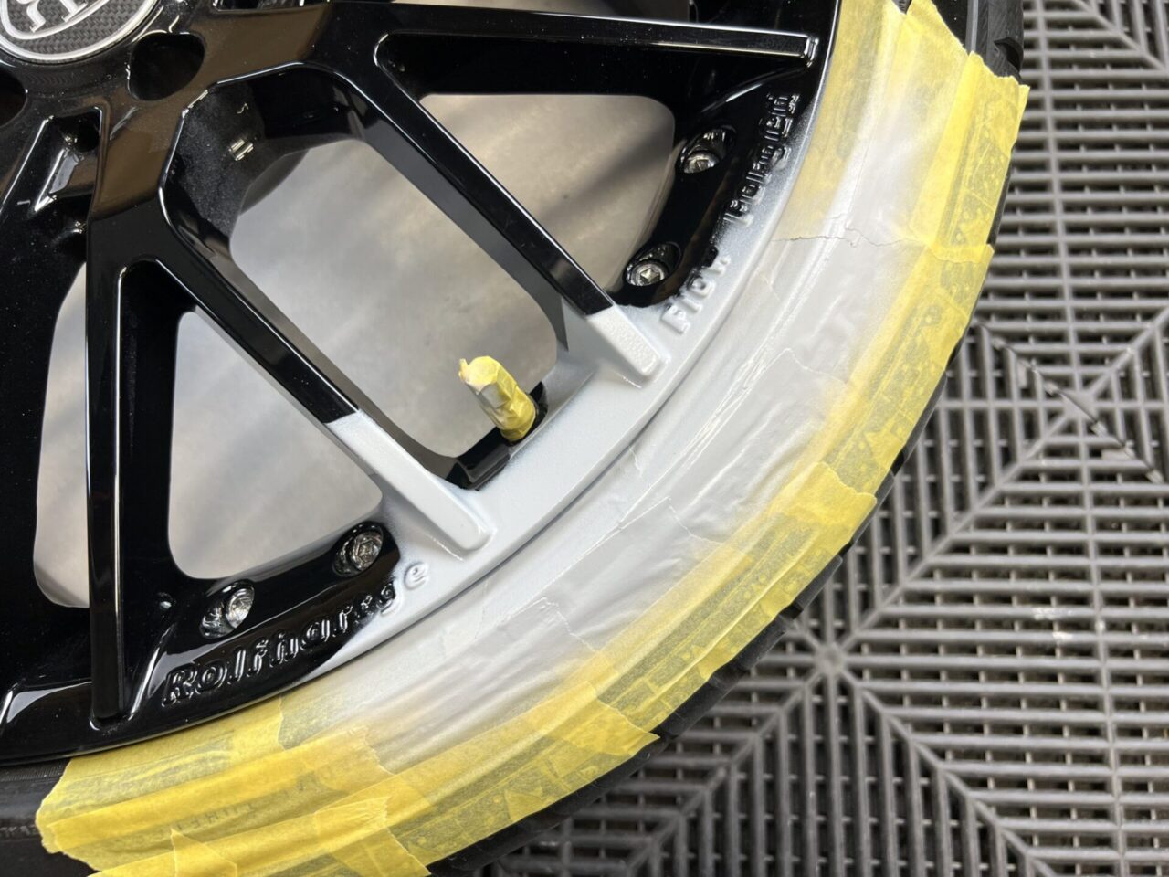 門真 メルセデス ベンツAMG Cクラス ホイールリペア事例