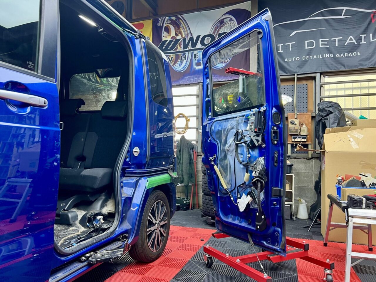 大阪・門真｜カーフィルム施工専門店LIT DETAIL トヨタ ピクシスメガ 助手席ドア、スライドドア交換+断熱スモークフィルム施工｜寝屋川から