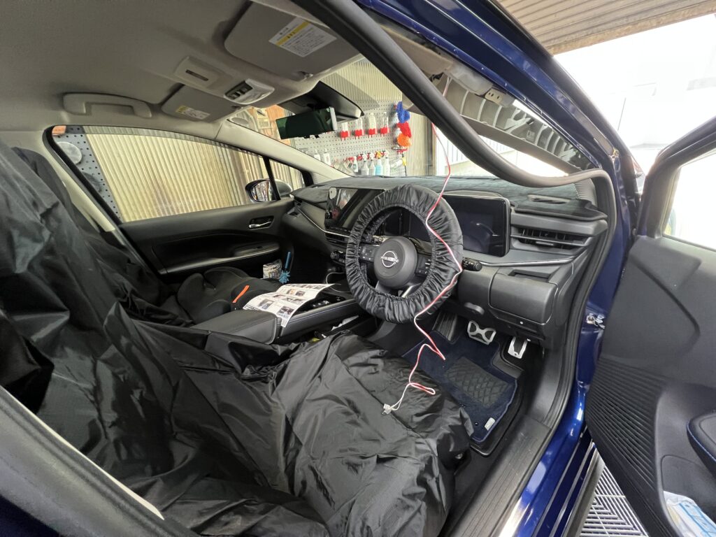 ルームランプの配線から電源を確保しLEDフットイルミの配線を通す｜大阪・門真 LIT DETAIL