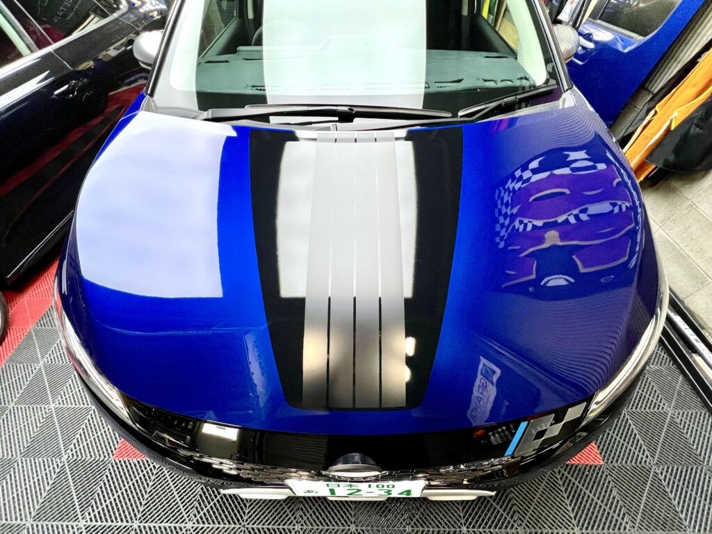 オーラNISMO純正フードデカールを施工完了したノートクロス｜大阪・門真 LIT DETAIL