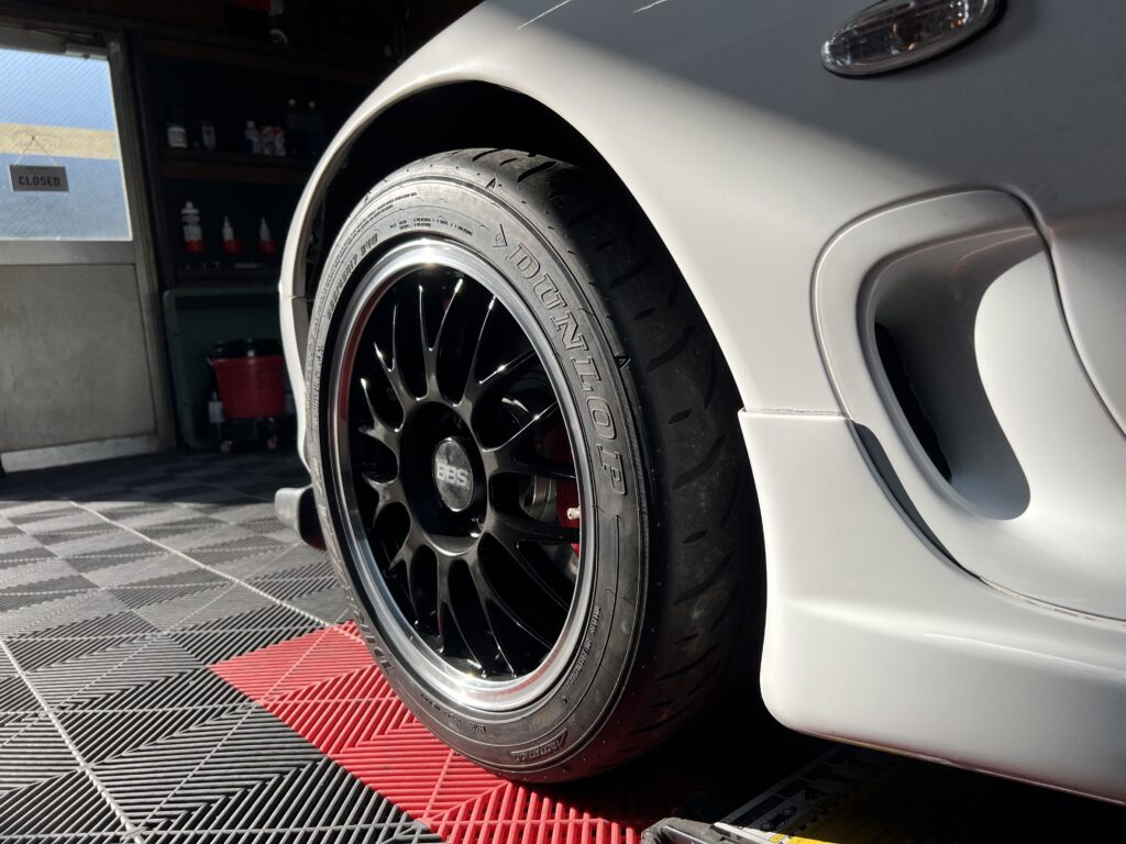 朝日を反射するリフレッシュ後のRX-7 FD3Sのホイール｜大阪・門真 LIT DETAIL